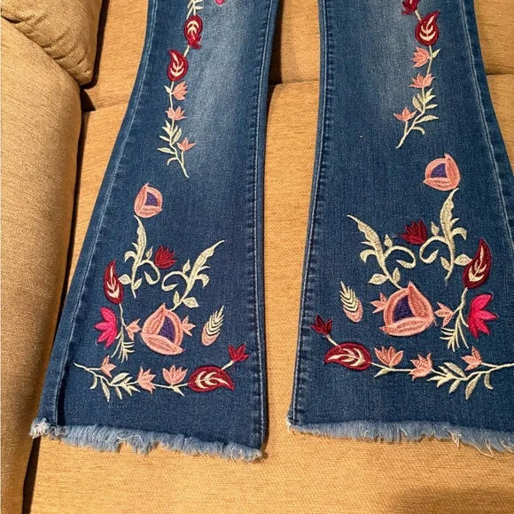 STUNNING Boho Embroidered Floral Blue Jeans - Picture 3 of 5